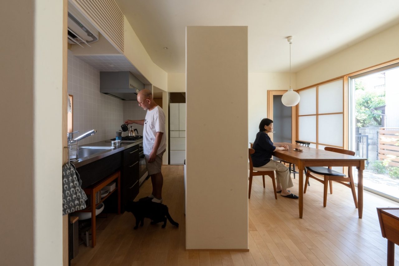 天井の空いたキッチンカウンターが緩やかに空間を仕切り、生活感を感じさせないすっきりとしたダイニングスペース。障子は敢えて壁に引き込まず、庭の景色を切り取るように