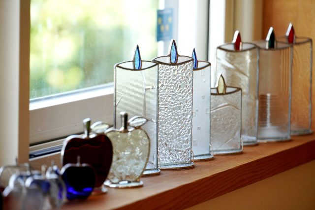 昭和型板ガラス特有の模様を生かした作品がたくさん。