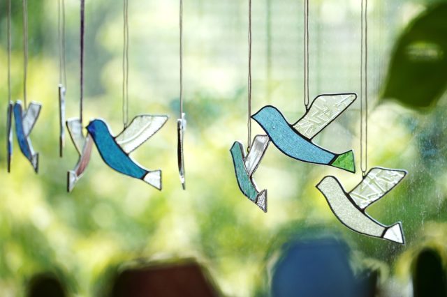 窓辺からさしこむ光で、さまざまなガラスの表情を楽しめます。