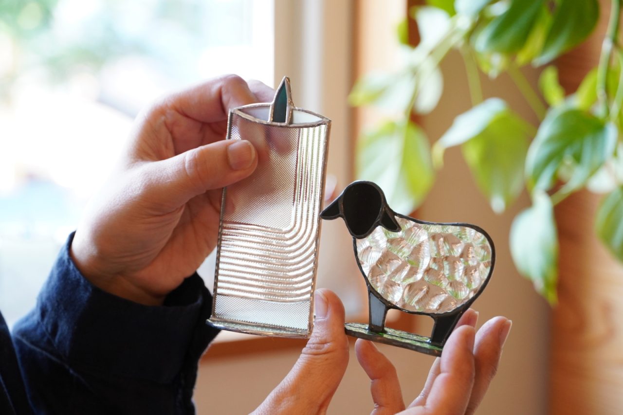 写真は相羽建設の建物解体現場からレスキューしたガラスでつくられた作品とのこと！