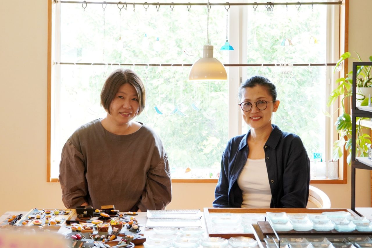 写真左がsukimasapuriの藤井さん。つむじ市では「Hacchi&sukimasapuri」としてお二人で出店いただいています。