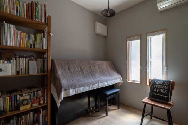 元々キッチンとダイニングだった部屋。将来はベッドを置いて1階で生活できるように