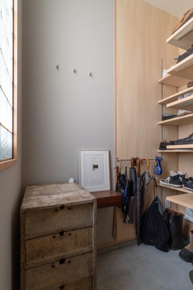 玄関収納は、靴や傘がたっぷり収納できる広さ