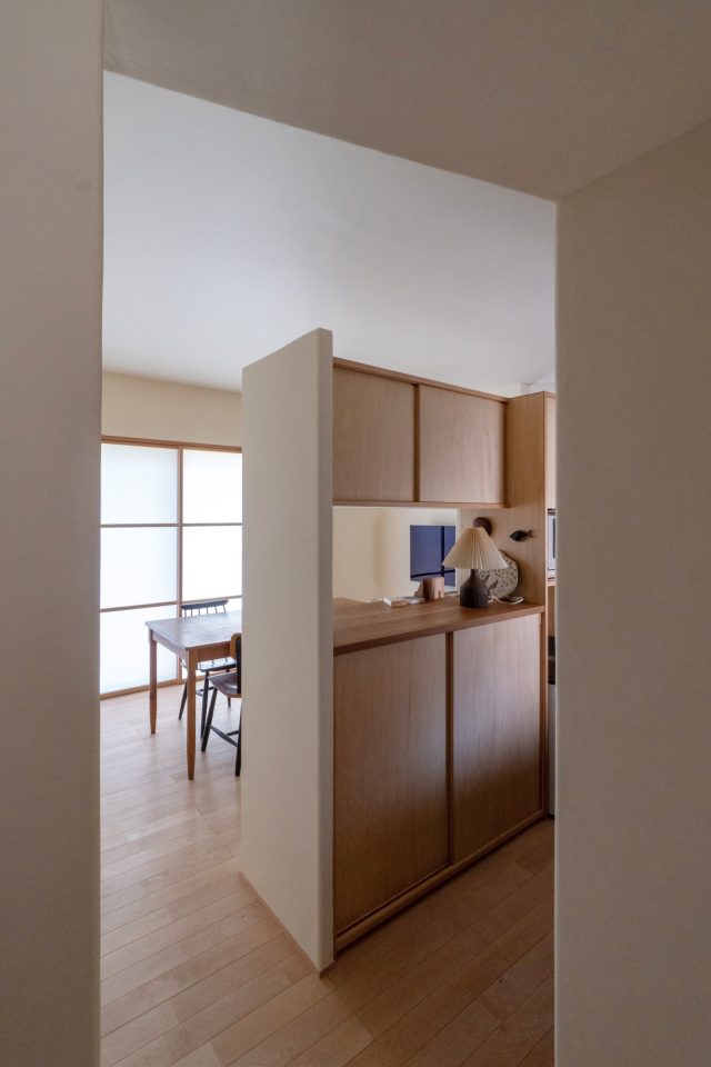 玄関を入りLDKへ入ると、天井高が上がり視界が開ける