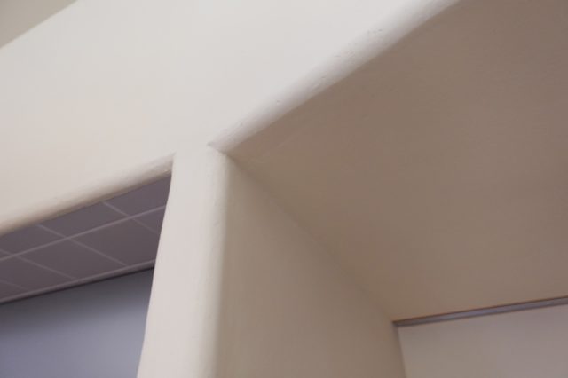 壁面の各所にアールが施されており、障子を通した光が柔らかく室内に広がる