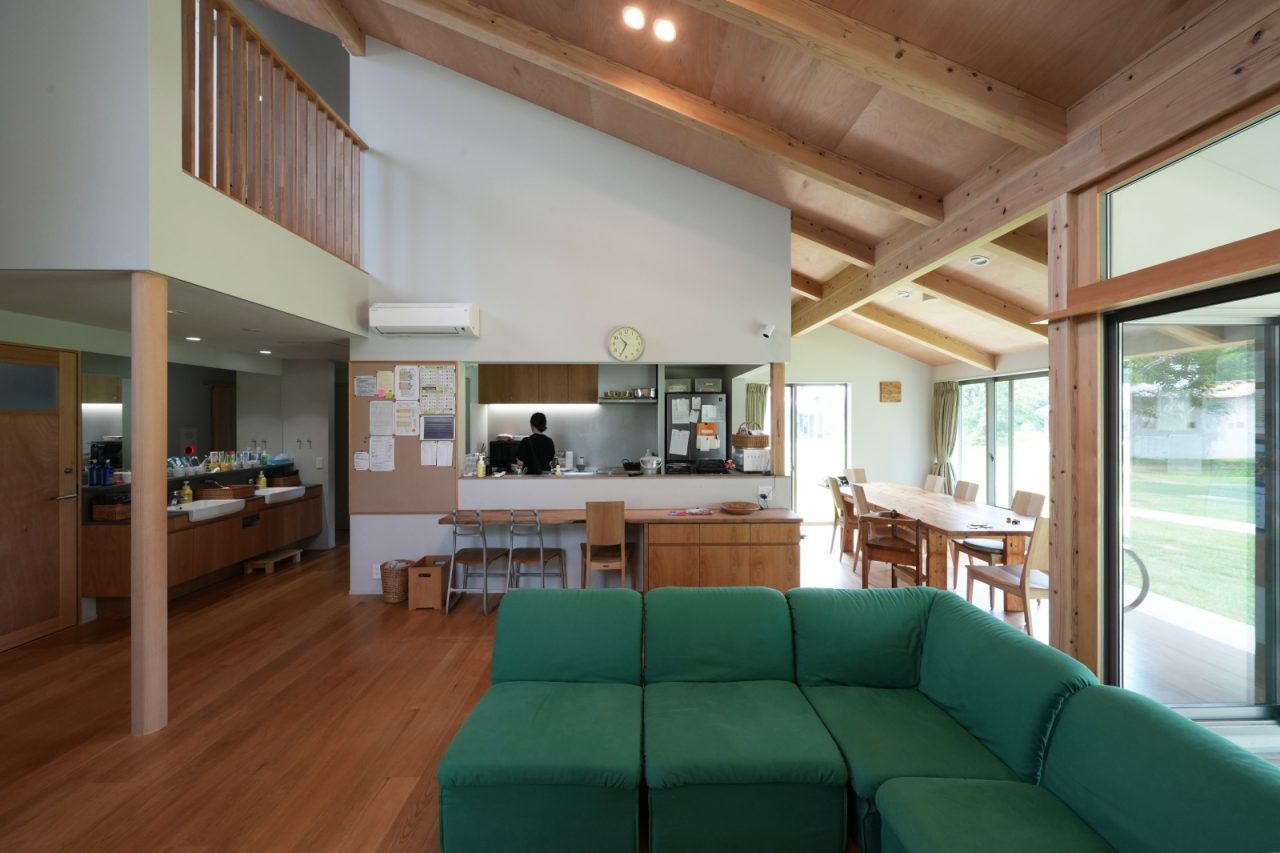 天井が高く、たっぷり陽がさす室内