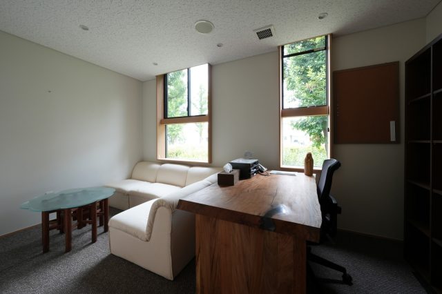 窓の外には鮮やかな緑が