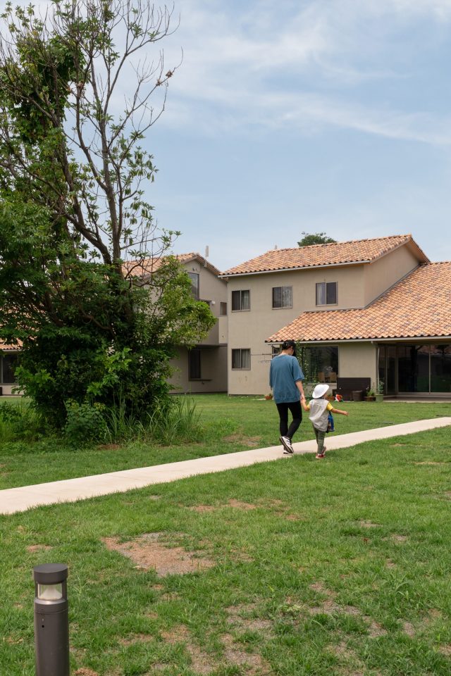 サレジオ瓦の丸みや立体感のあるデザインが 風景に柔らかく親しみのある印象を与える