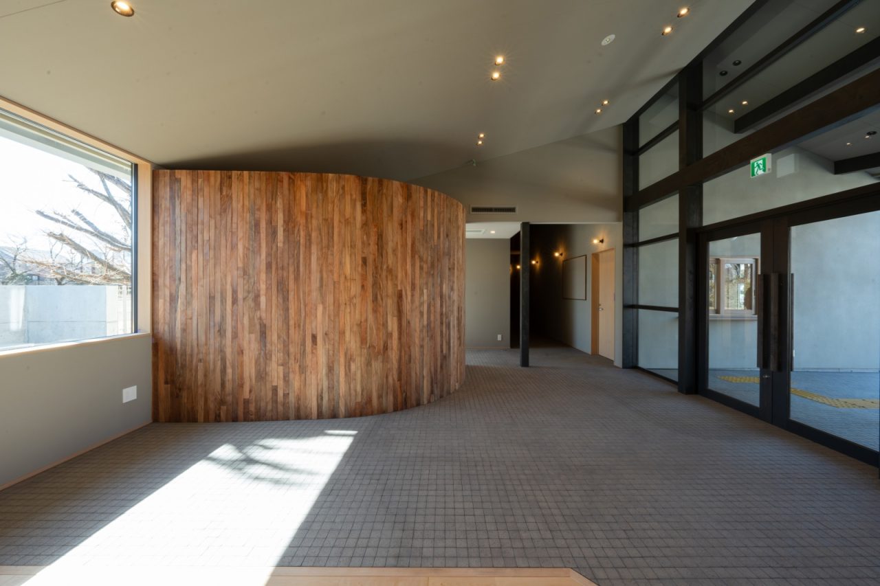 プラタナスの壁と、石畳のようなタイルの組み合わせが素敵なエントランス