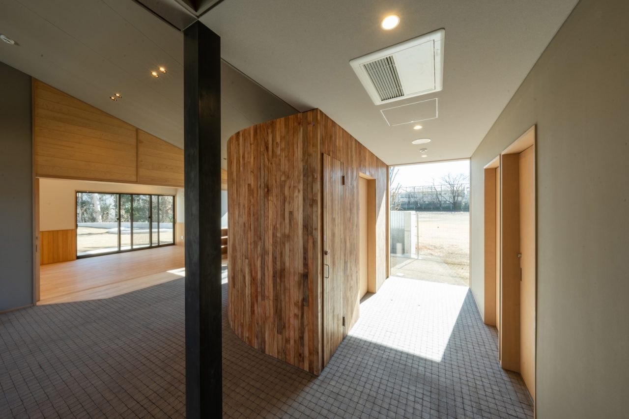 管理棟の壁面や看板、受付カウンターに使われているプラタナスの伐採樹木