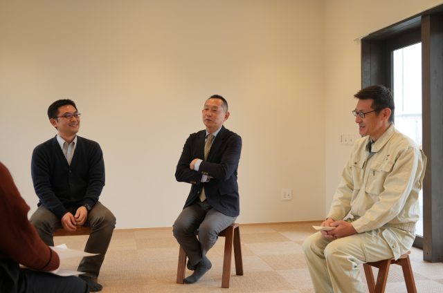 インタビューの様子。向かって左から佐藤さん、 松浦さん、施工を担当した現場監督の荻野さん
