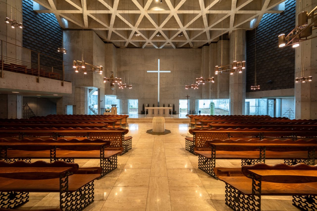  目を見張るほど細部までつくり込まれた建築や造作家具が美しい大聖堂