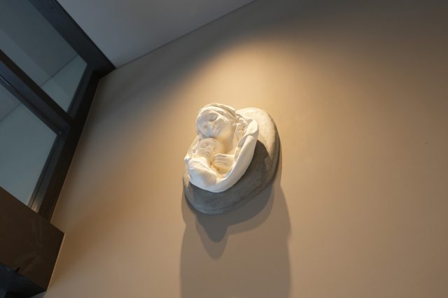 エントランスの壁に聖母マリアとキリストの肖像を設置