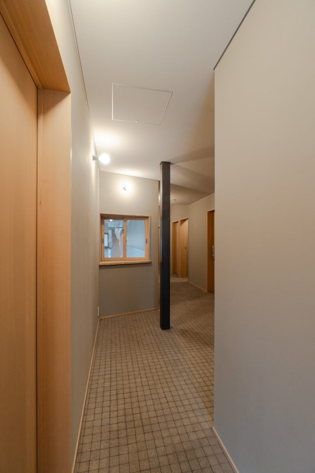 様々な用途の部屋が連なる廊下
