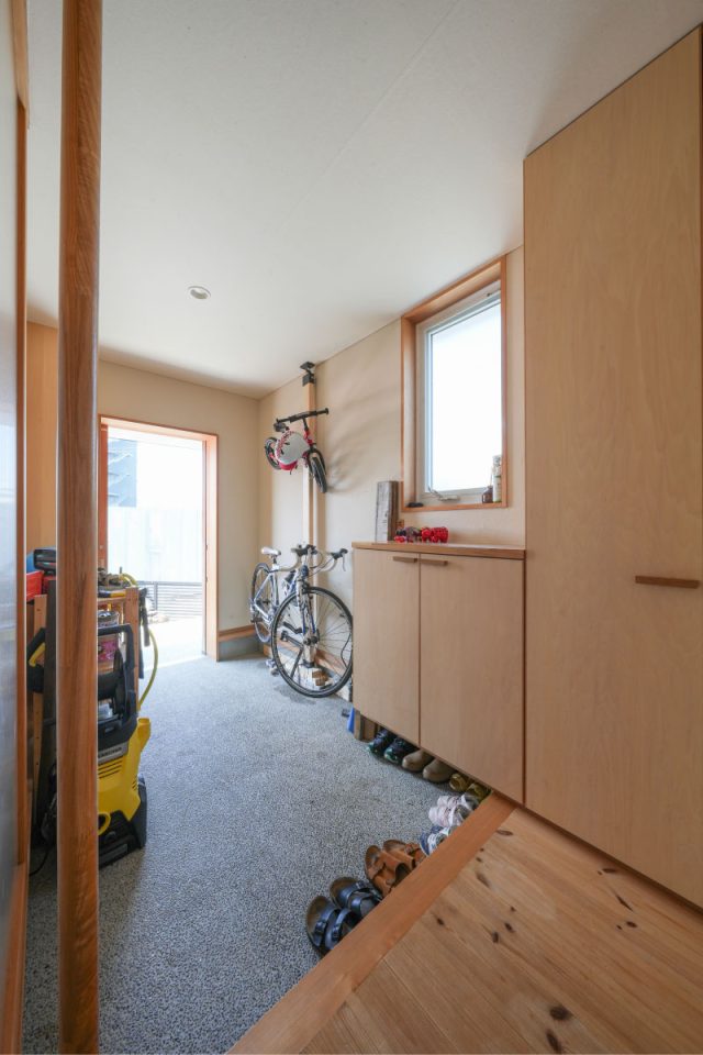 自転車や庭のお手入れ道具をおいても広々とした玄関