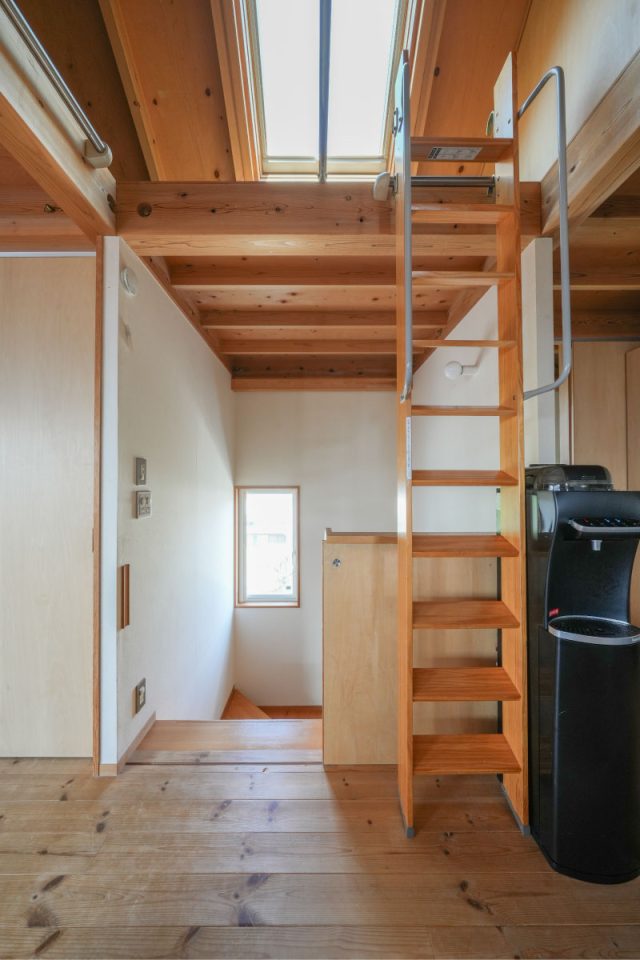 天窓の光が2階へ誘う