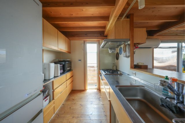 空間全てが見渡せるキッチン。 勝手口があることで明るく広がりを感じる