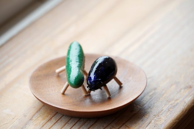 季節限定の作品も。写真は、お盆のきゅうりとなす。いろんなものがミニチュアに！