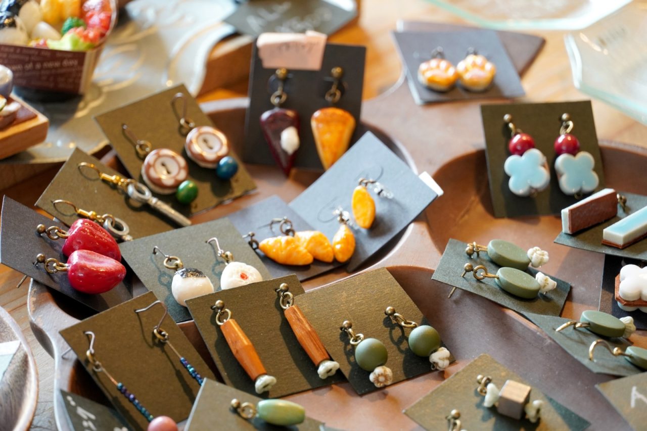 アクセサリーからストラップまで、様々な可愛いミニチュア作品が並びます。