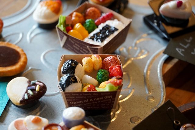 表面の凹凸やツヤまで細やかに再現されているランチBOX。