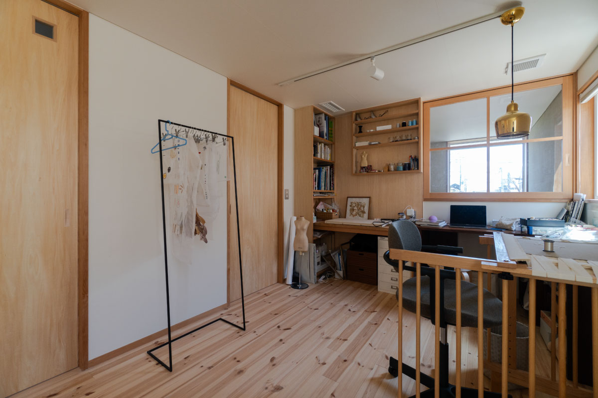 奥様の『オートクチュール刺繍』のアトリエとして活用している2階の洋室は、将来は間仕切りをして半分を 子ども部屋にする予定。内部の窓はガラスではなく安全性高いポリカーボネートを採用。