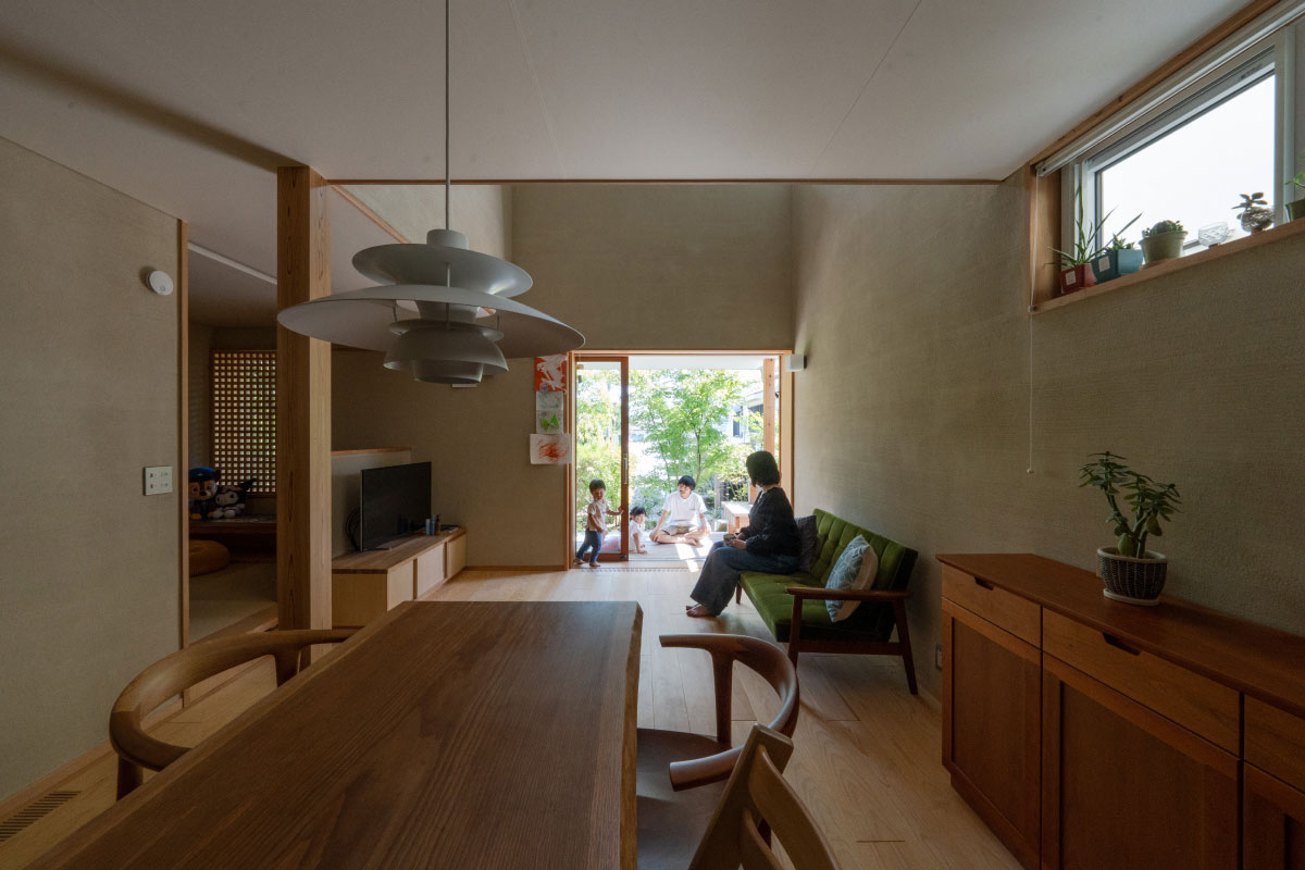 大きな窓や吹き抜けから陽の光が降り注ぐリビング・ダイニング