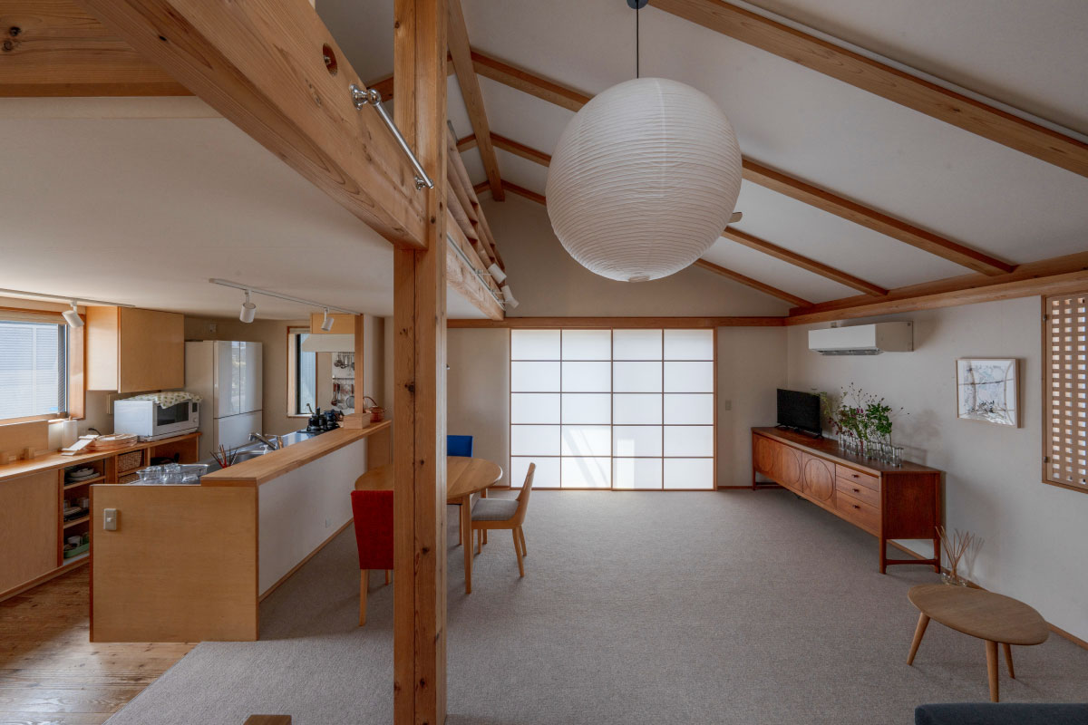 正面の大きな窓に吉村障子を配し、フローリングは落ち着いた色味の絨毯に。明るく快活な印象から、温かみのあるモダンな空間へと生まれ変わりました