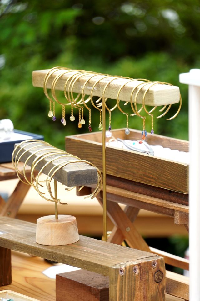 アクセサリーの展示台をご自身で一から手づくりすることも