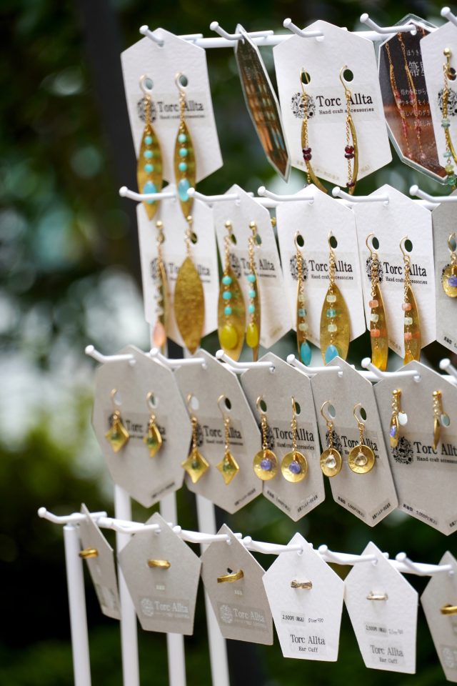 いろいろな形があって選ぶのが楽しくなる、イヤリングやイヤーカフ