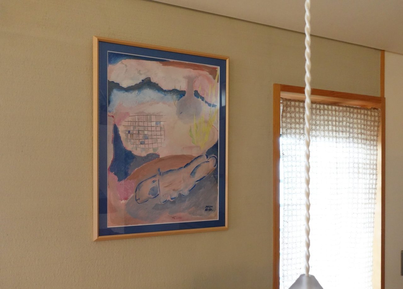 キッチンに飾られている油絵もご夫妻のアートコレクション