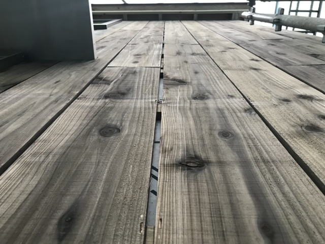 杉板張りの家。