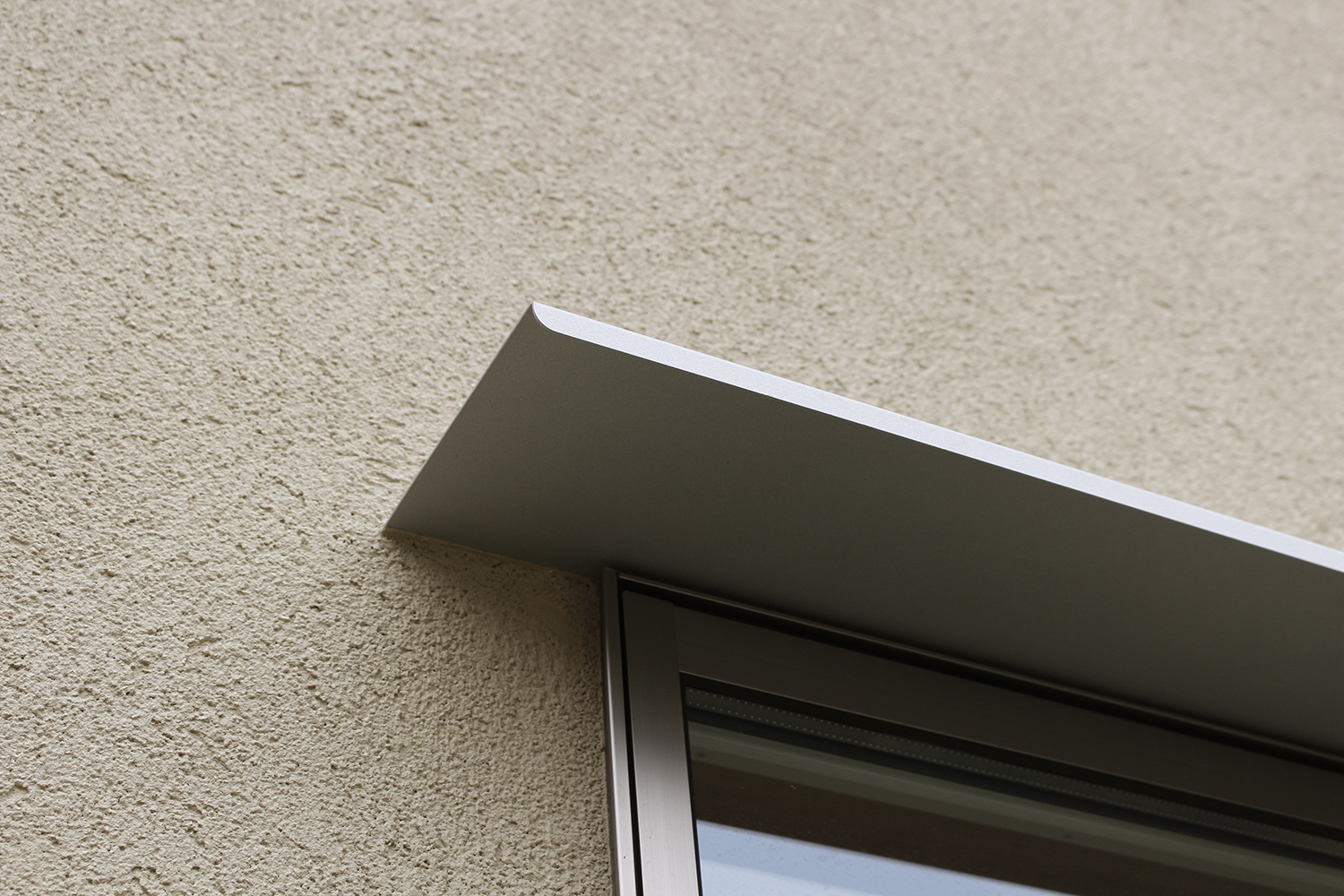 外部の金属部あれこれ