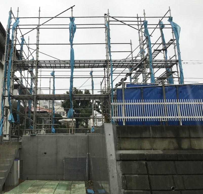 擁壁の一部に駐車スペース