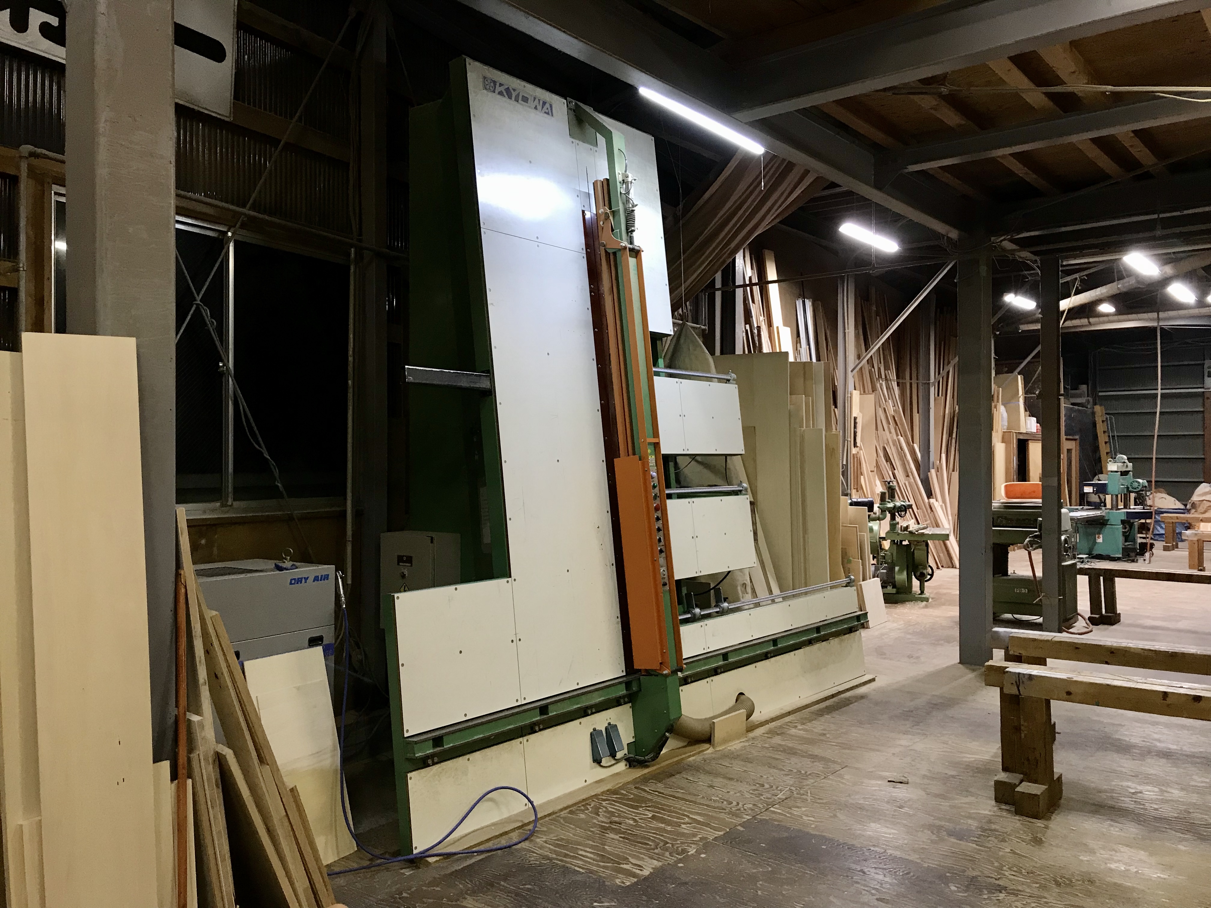 加工場のパネルソー。