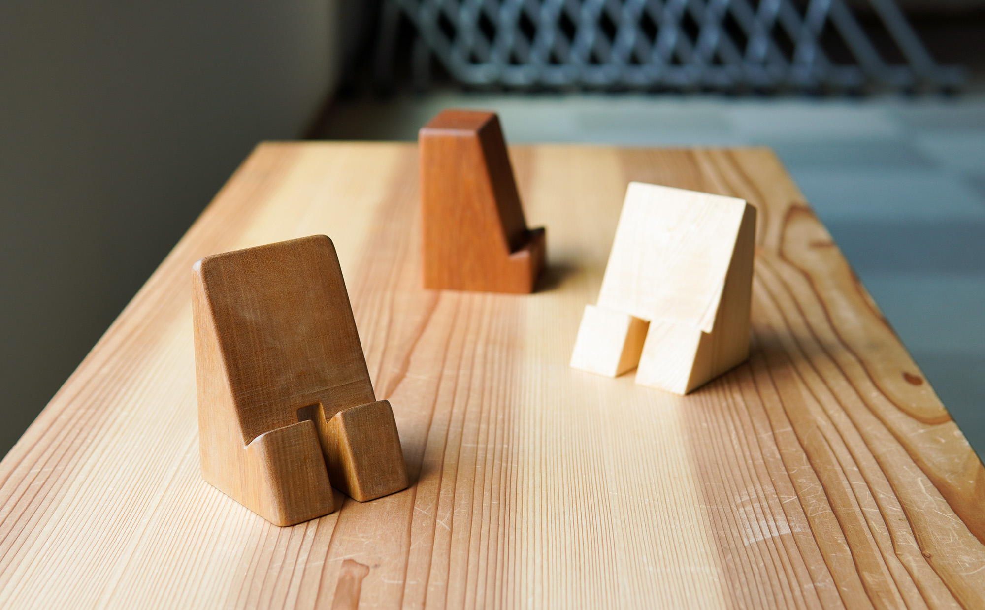 withコロナで生まれたスマートフォンスタンド