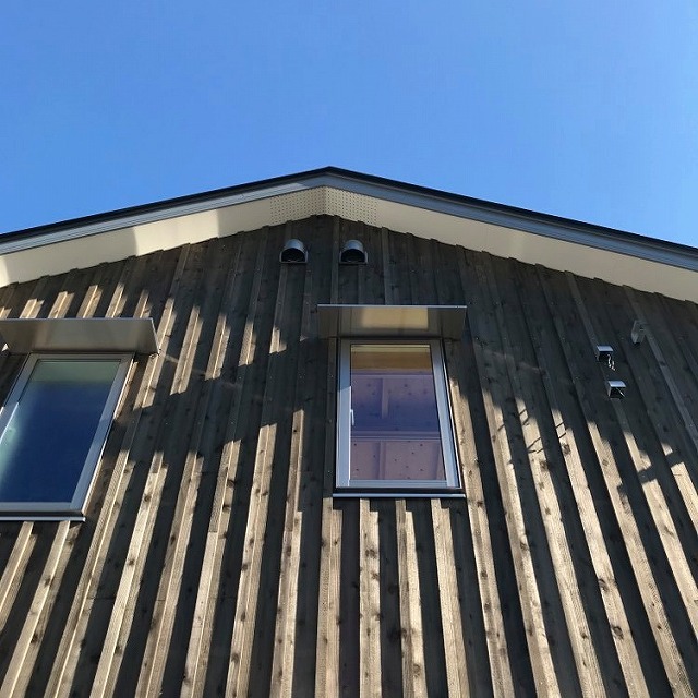 板貼りの外壁　～ソーラータウン八国山～