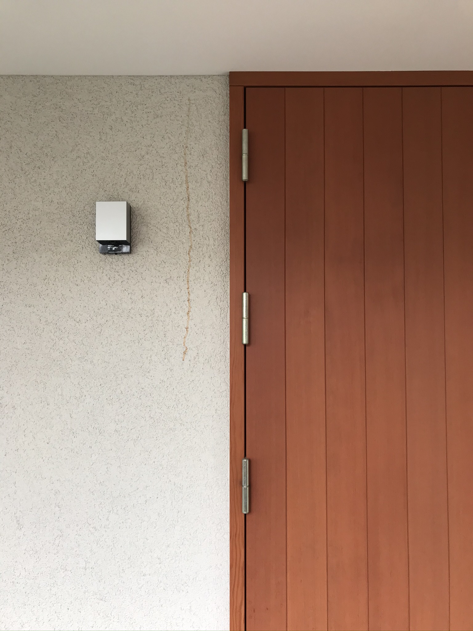 外壁に茶色い線が、、