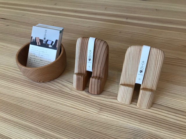 木のスマートフォンスタンド