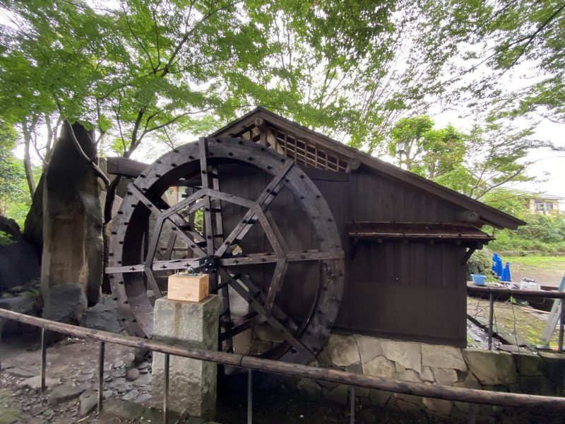 水車改修工事が進んでいます。