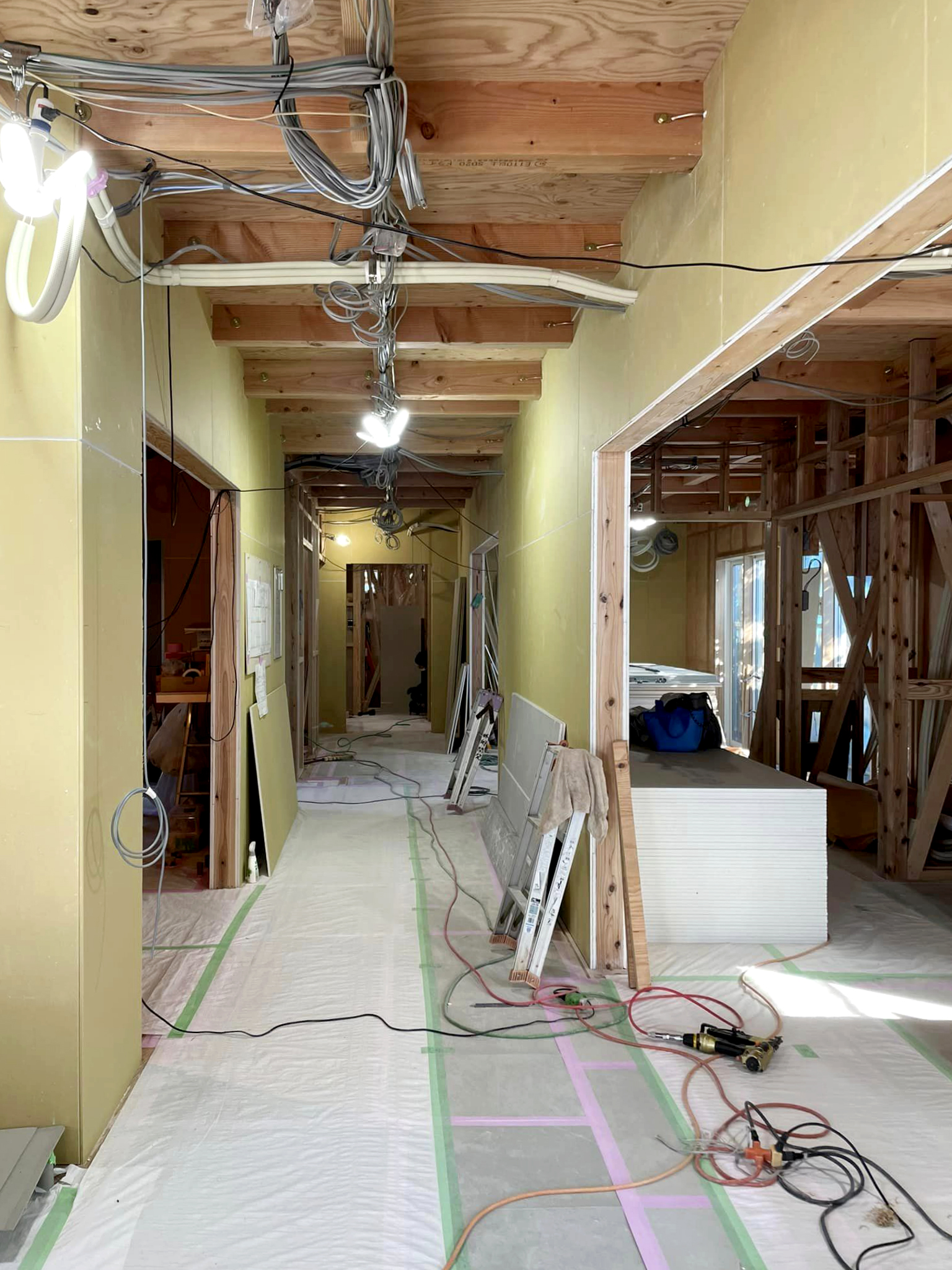 外壁サイディング＆室内ボード貼り｜空飛ぶ三輪車