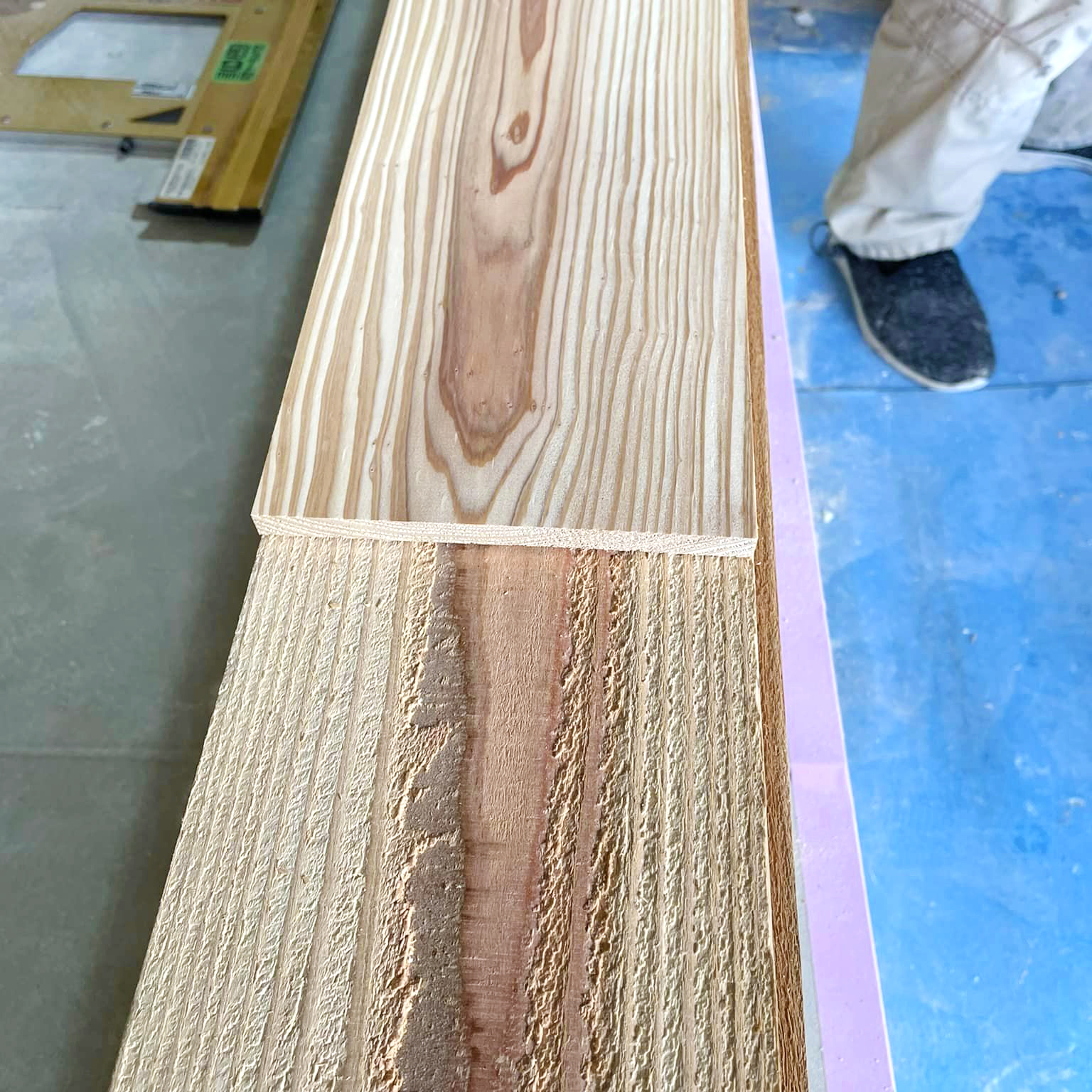 樋口木材活用とノコ目仕上げ｜あいばこ改修