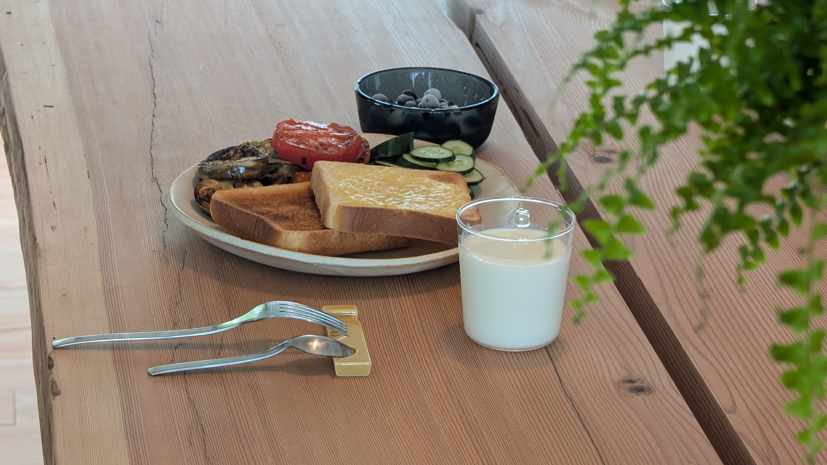 大きなテーブルと地域の食｜にしたまの家