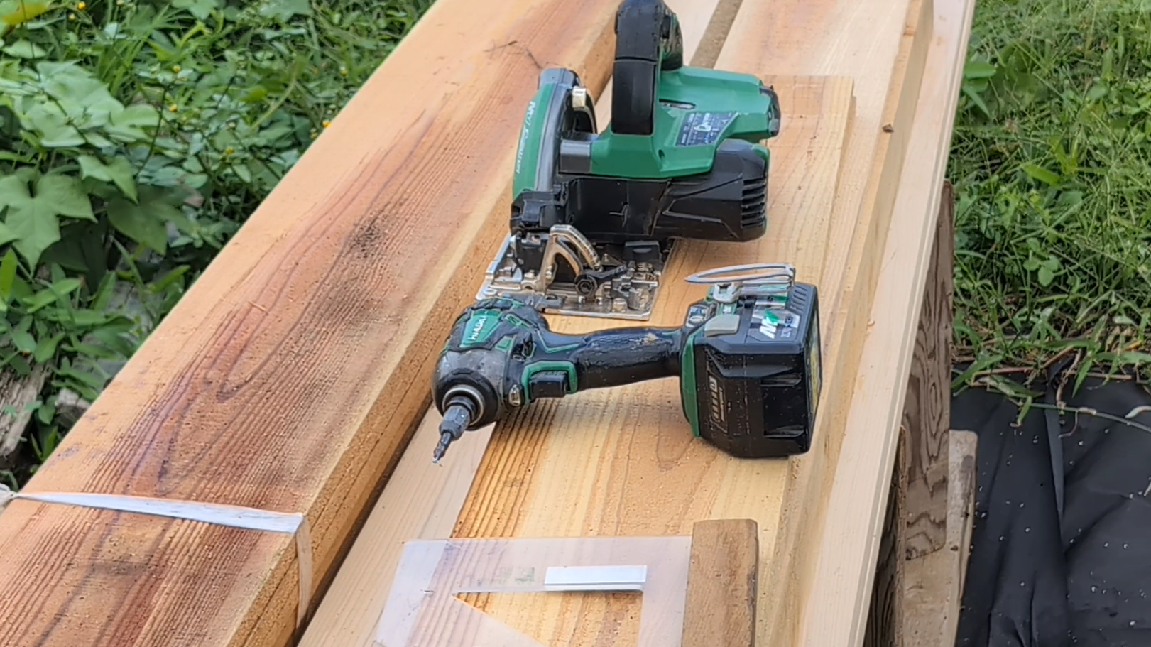 住みながらつくる。お休みの日の板塀工事｜にしたまの家