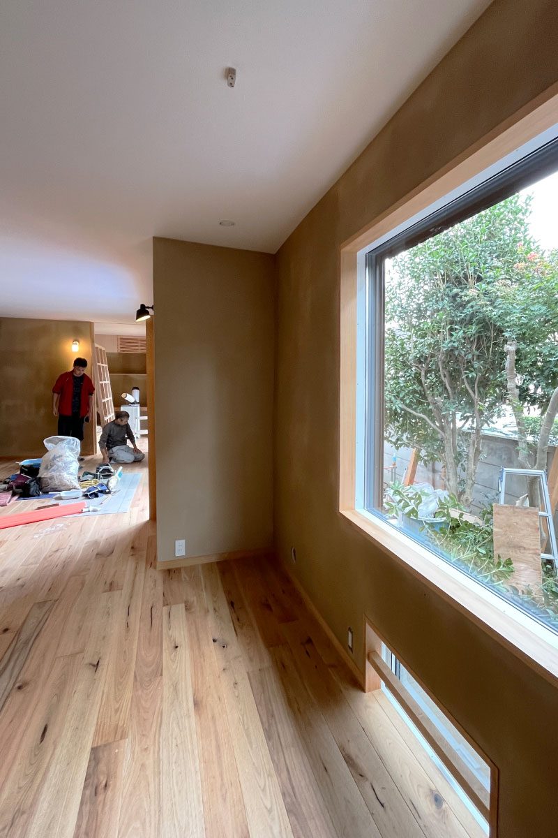 リビングからワークスペースまでの長い空間（工事中の様子）