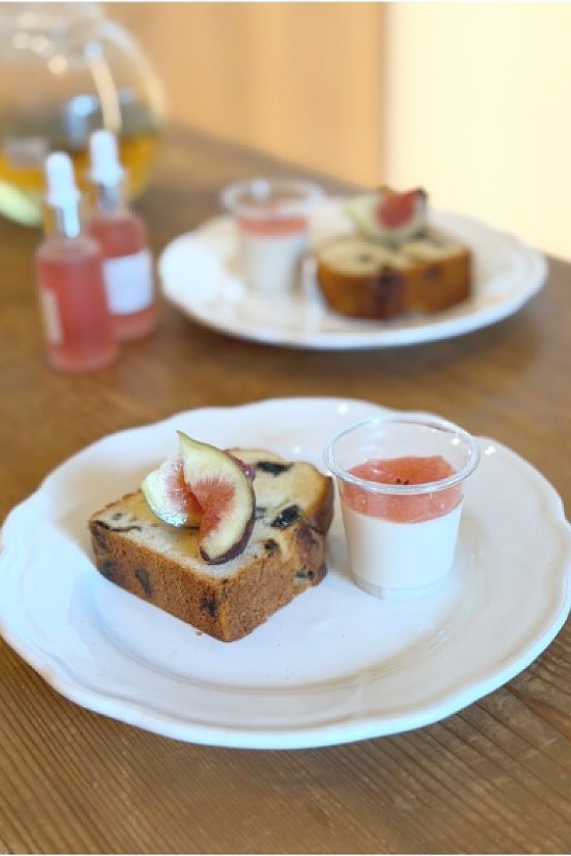 ハーブワークのあとは小さなハーブ菓子を (お菓子は乳製品、卵を使用する場合があります)