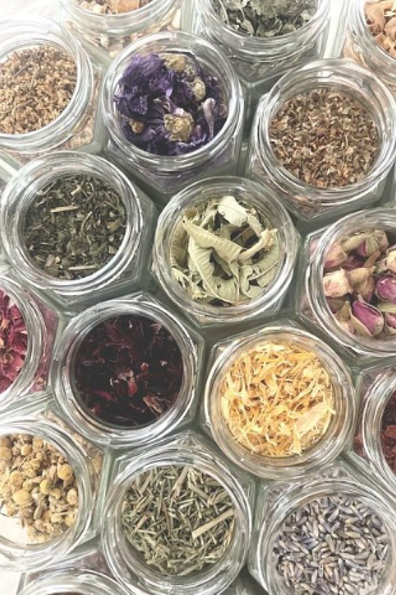 「こころ」と「からだ」の2種類のブレンドからお好きな方を選び、香りや色を感じながら ご自身で調合してお持ち帰り いただけます