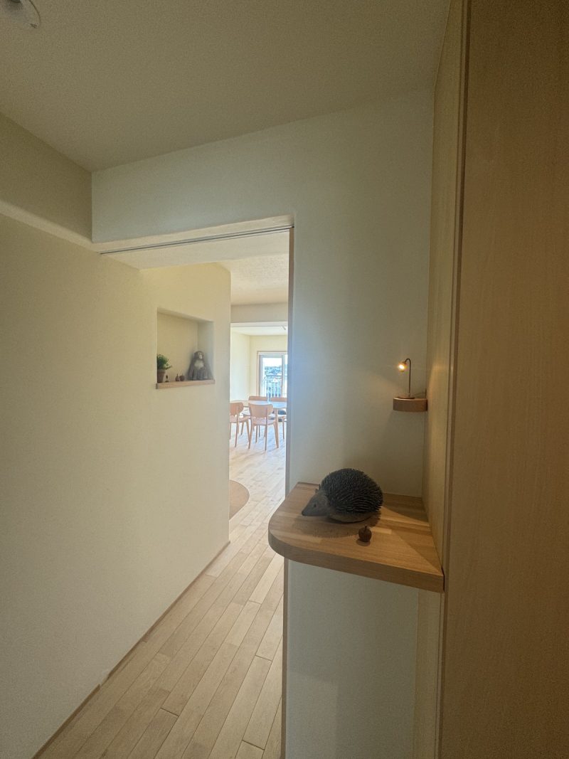 玄関からリビングスペース　玄関には真鍮の手作りミニスポットライトで照らされたハリネズミも