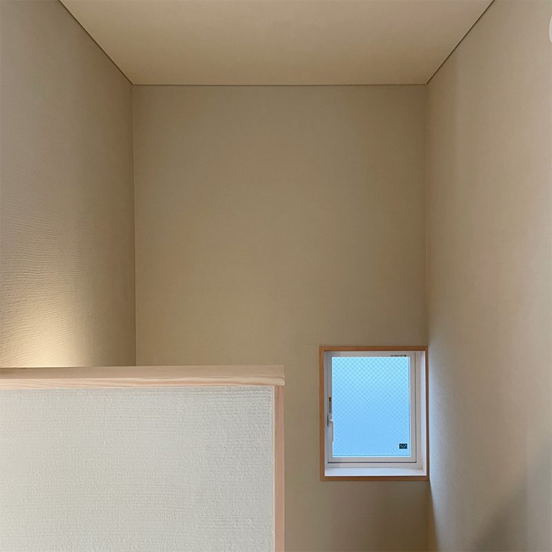 階段ホール 薩摩中霧島壁を施したホールは、家の落ち着いた雰囲気を際立たせています。