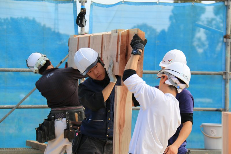棟梁と監督を兼任する小林大工