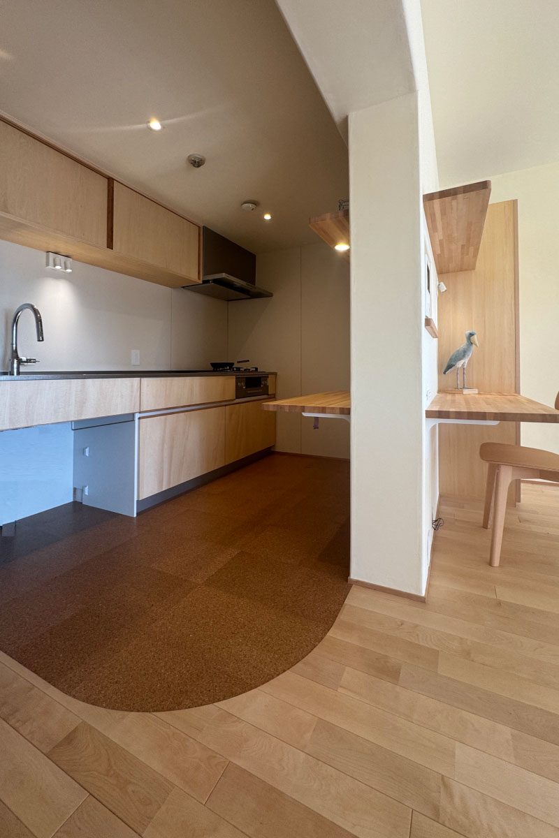 キッチン・ダイニング　床は無垢フローリングとコルクとの境をR加⼯に